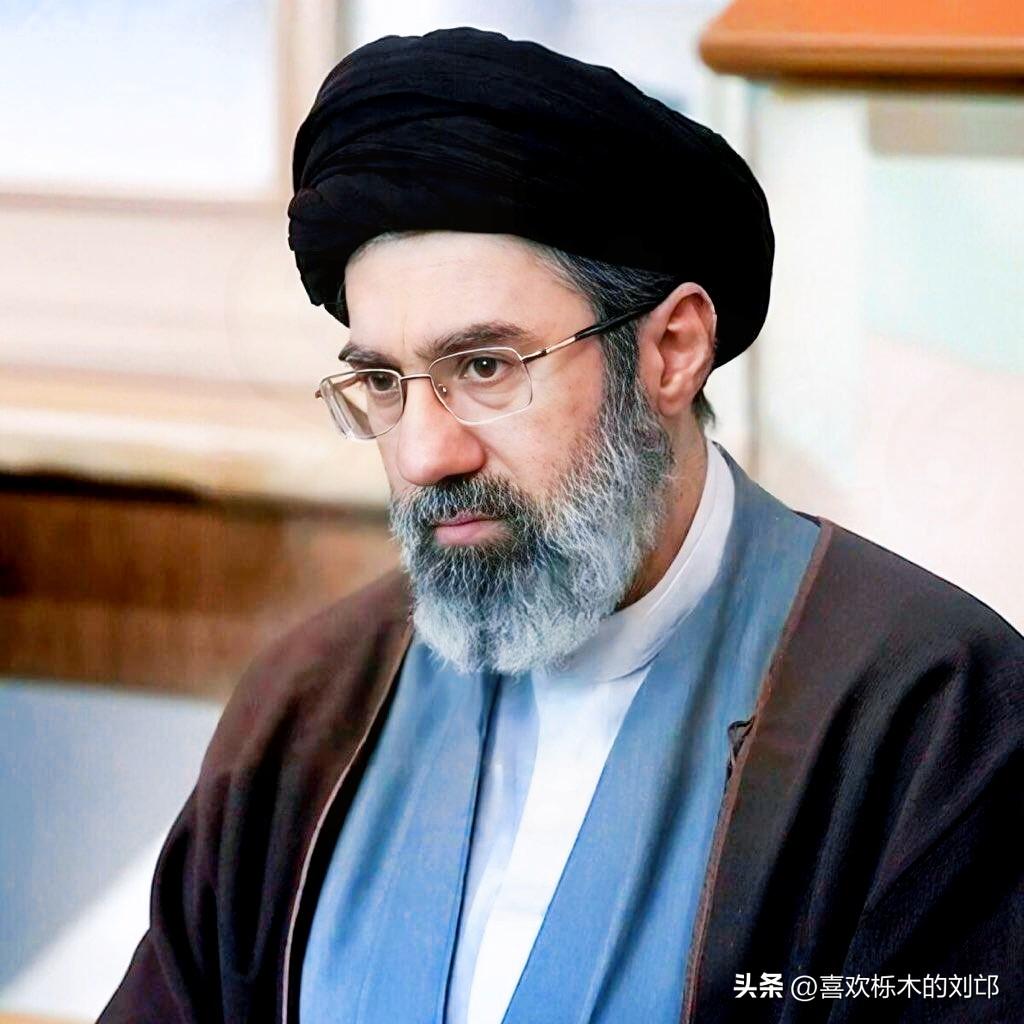 谁能料到
伊朗新领袖穆杰塔巴上任后
表面上对着美以喊着最为强硬的开战宣言，暗地里