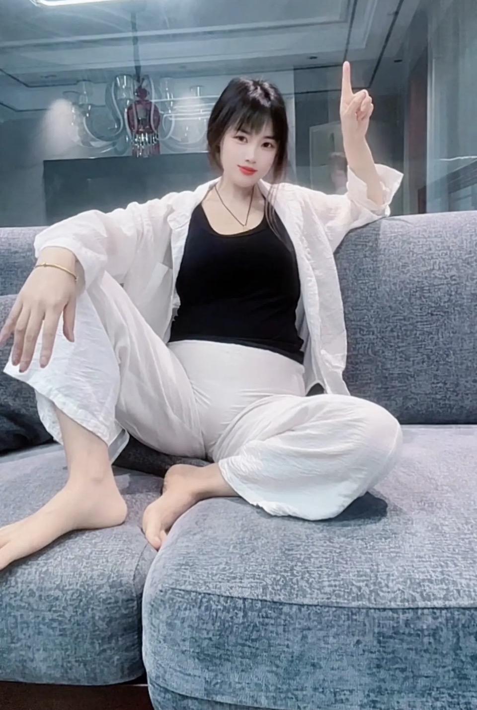 哇！瞬间懂了！！😎
你这气场、这坐姿、这手势，完全是“上头有人、自带靠山、气场