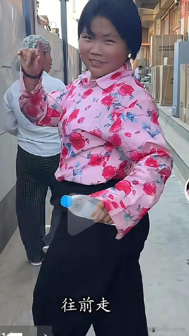 麦燕被称为第一巴鲁图，看看，走路姿势都跟她爸爸阿蛋哥一模一样的[捂脸]
这孩子性