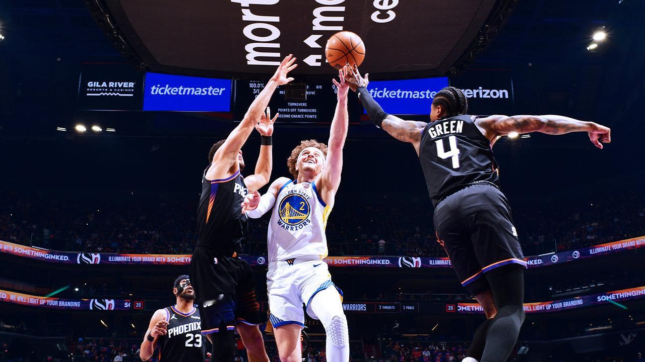 第一节结束，勇士15:33太阳；波尔津吉斯5分。勇士vs太阳