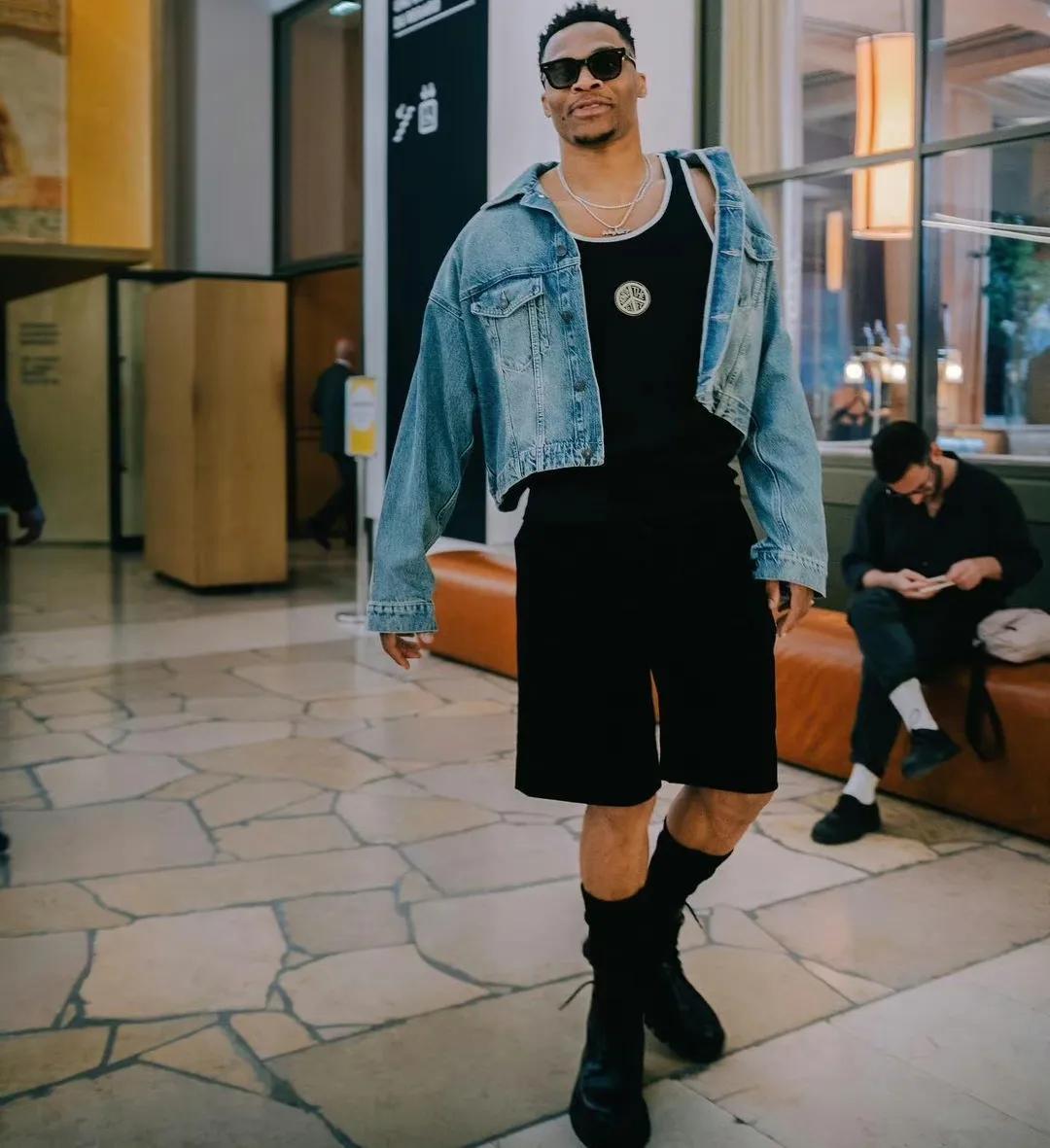 威少：篮球只是工作，潮流服饰才是爱好！

目前还没在NBA找到新工作的威少一点都