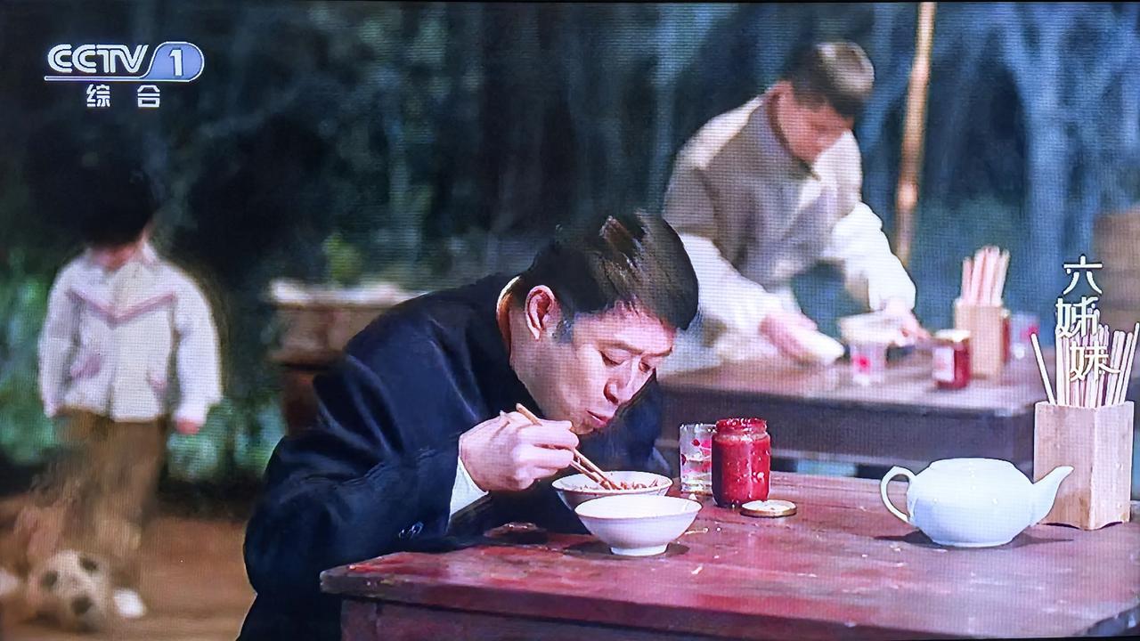 出差镇江的何常胜没了。
见义勇为，救一个
在公路上玩皮球的孩子。
何家的顶梁柱塌