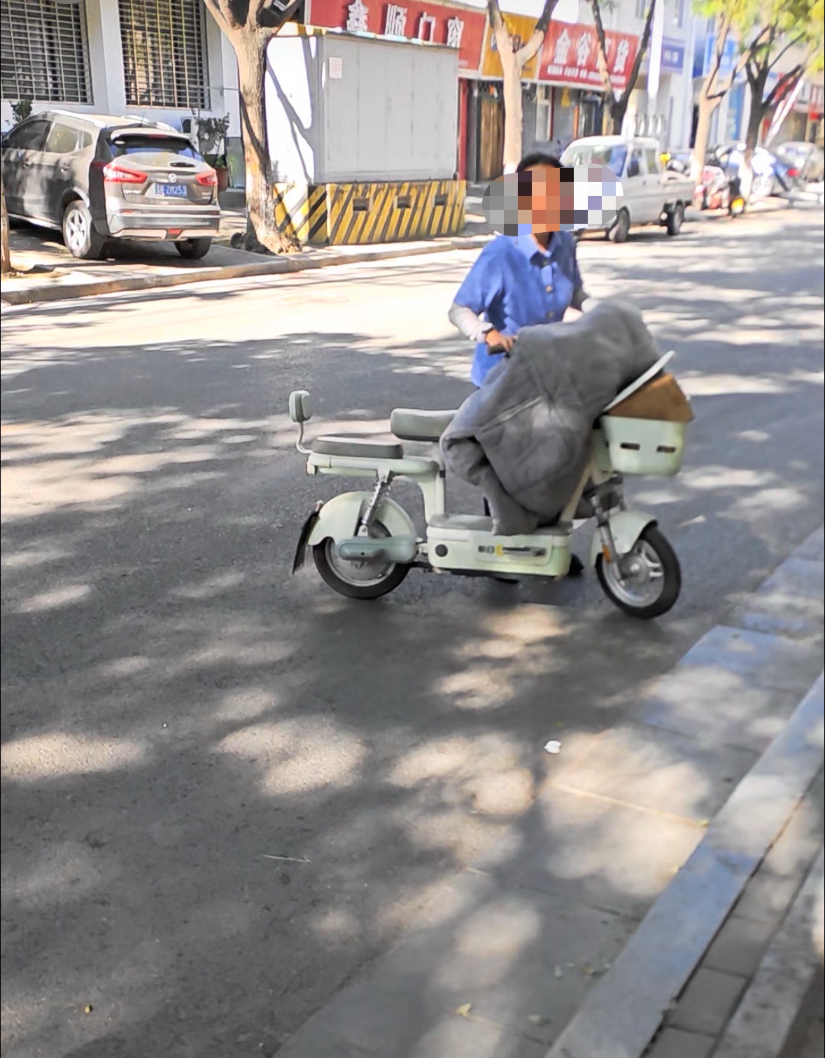 男子称电动车被错骑儿子还被撵下车 当事人：借同事车取快递回去