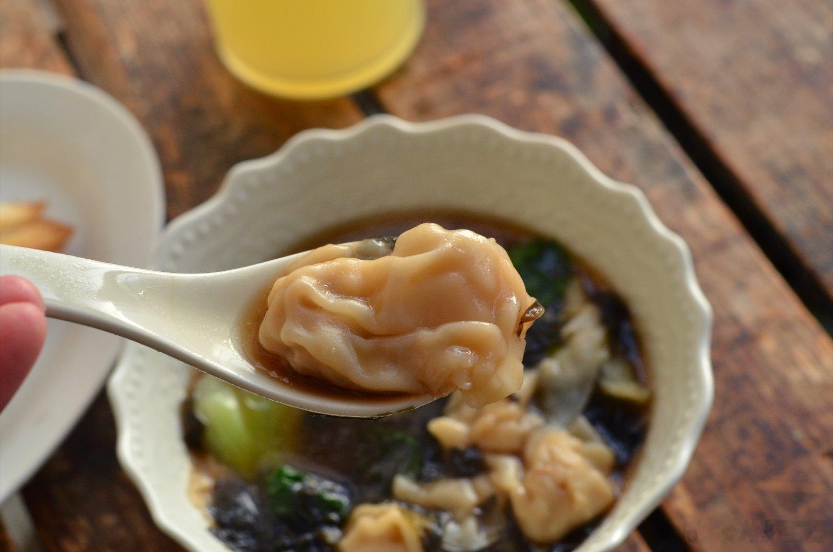 馄饨，三明治，葡萄柚榨了个汁。​还是去年那个很好吃的葡萄柚，表皮手摸起来柔柔软软