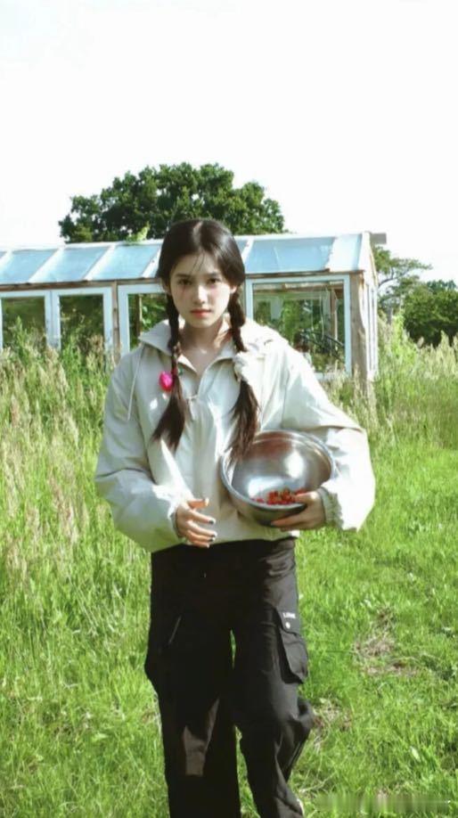 五一在上海体验中原美学张婧仪现身上海美学展览，邂逅晋北山野韵味与中原风雅。温柔氛