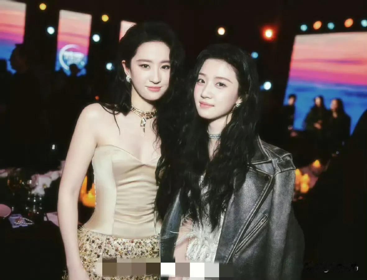 小刘亦菲终于和刘亦菲本人合照了，但是卢昱晓长的真的像刘亦菲吗？怎么感觉没有很像啊