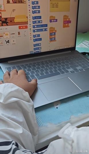 不用家长监督、不用家长辅导，孩子自己就能完成一整套学习流程，这样的编程课才是真的