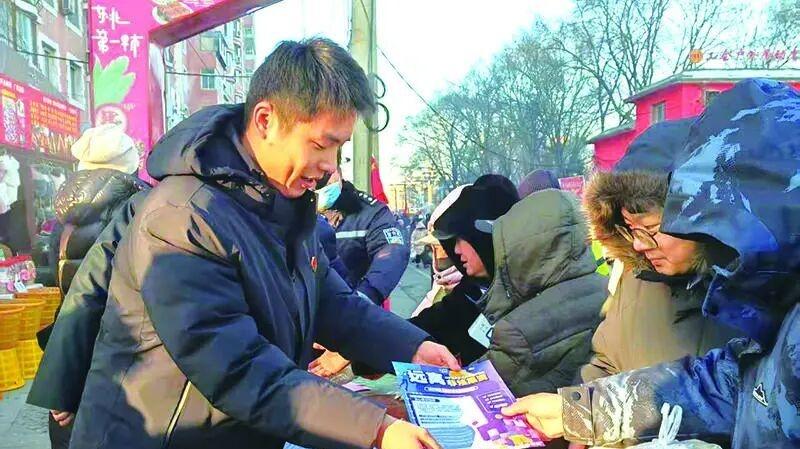 2026新春走基层【早市烟火气里收到平安“年货”】年关将至，沈阳市小河沿早市人声