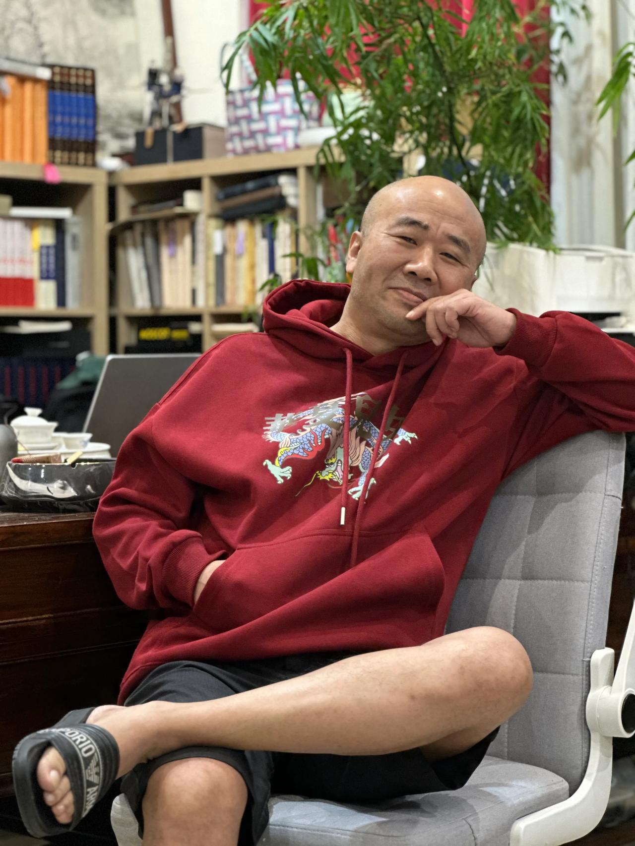 铁粉送来自己生产的服装，舒服，对于他的热情我想说：粉丝里有生产超跑的吗[奸笑]