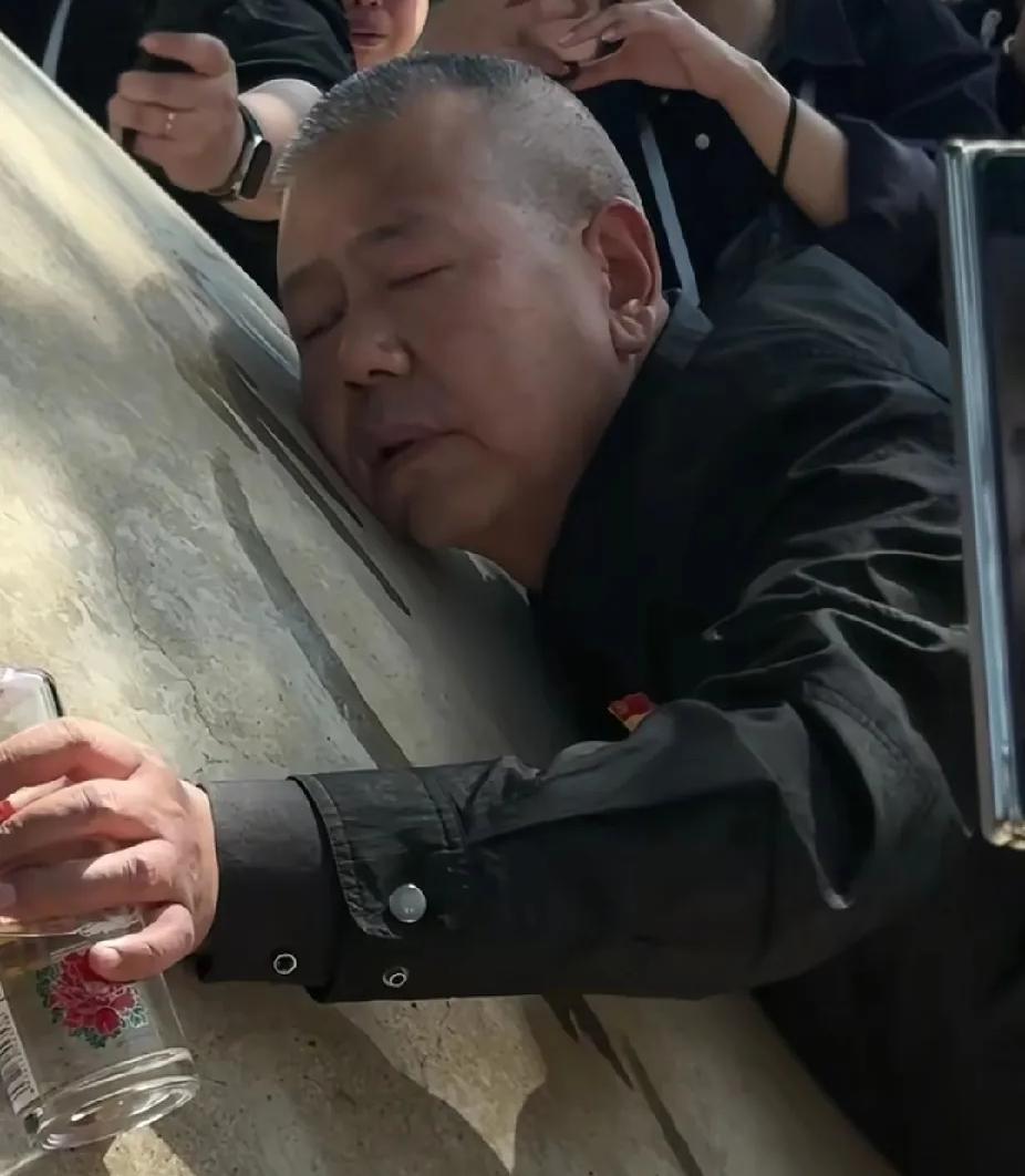 抗美援朝烈士陵园里，一名男子将脸贴在一块墓碑上，说出的一句话，让人听着瞬间泪目了