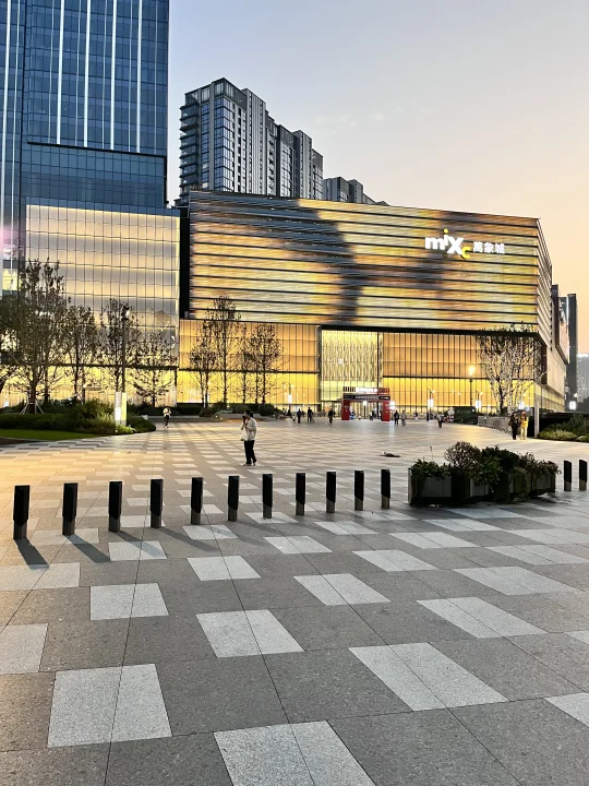 在十字路口的郑东万象城，下一步向左or向右