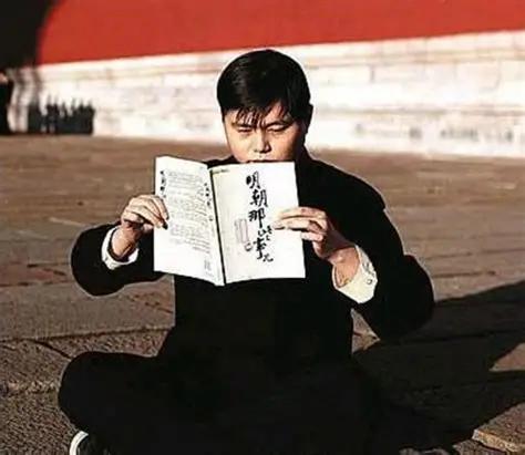 普通小科员回家时神色紧张，悄声告诉老婆：“我银行卡上多了4100万，全是卖书的钱