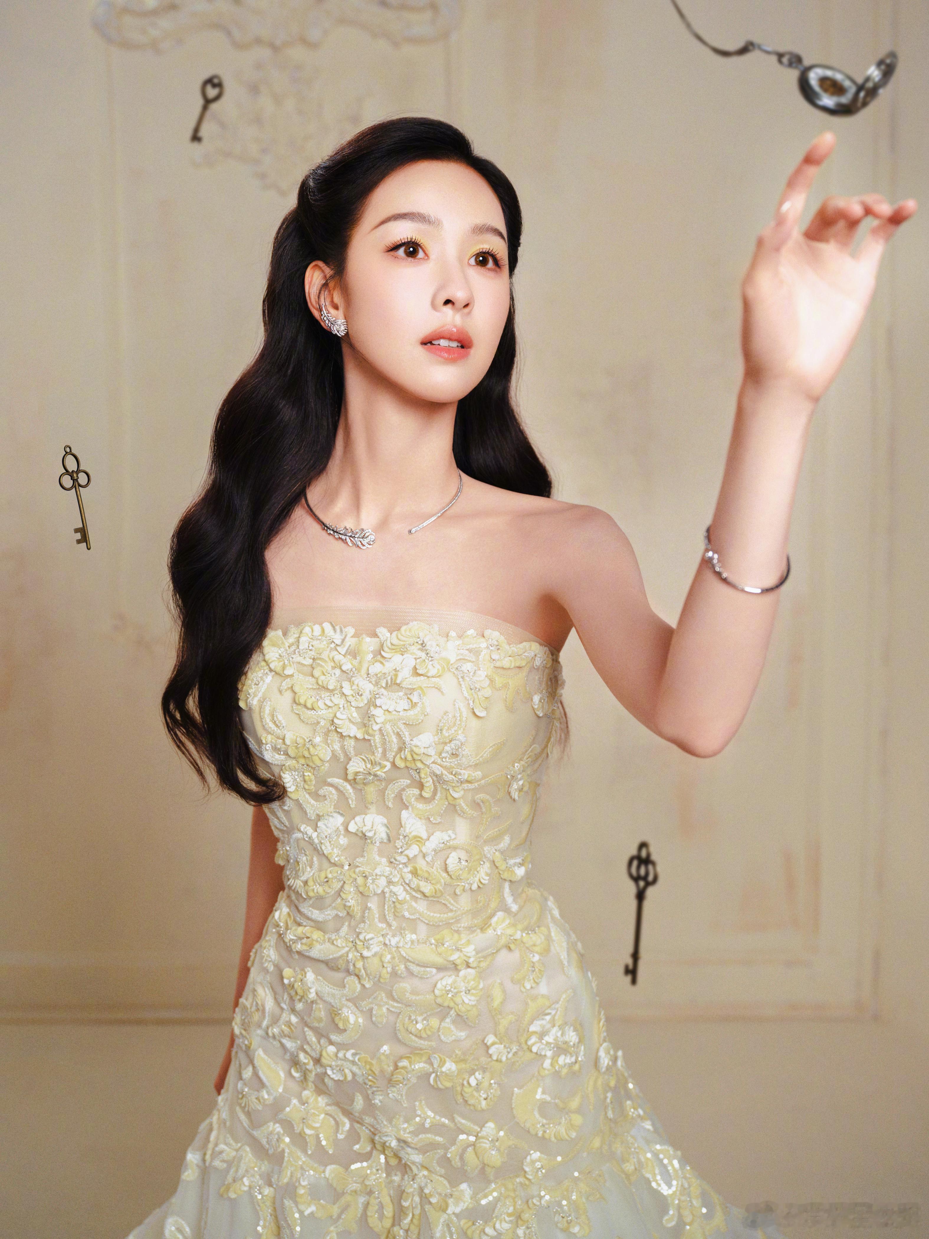 陈都灵童话公主 在东方卫视跨年晚会的出发图这一方面，从未失手！ 去年的画报复古日