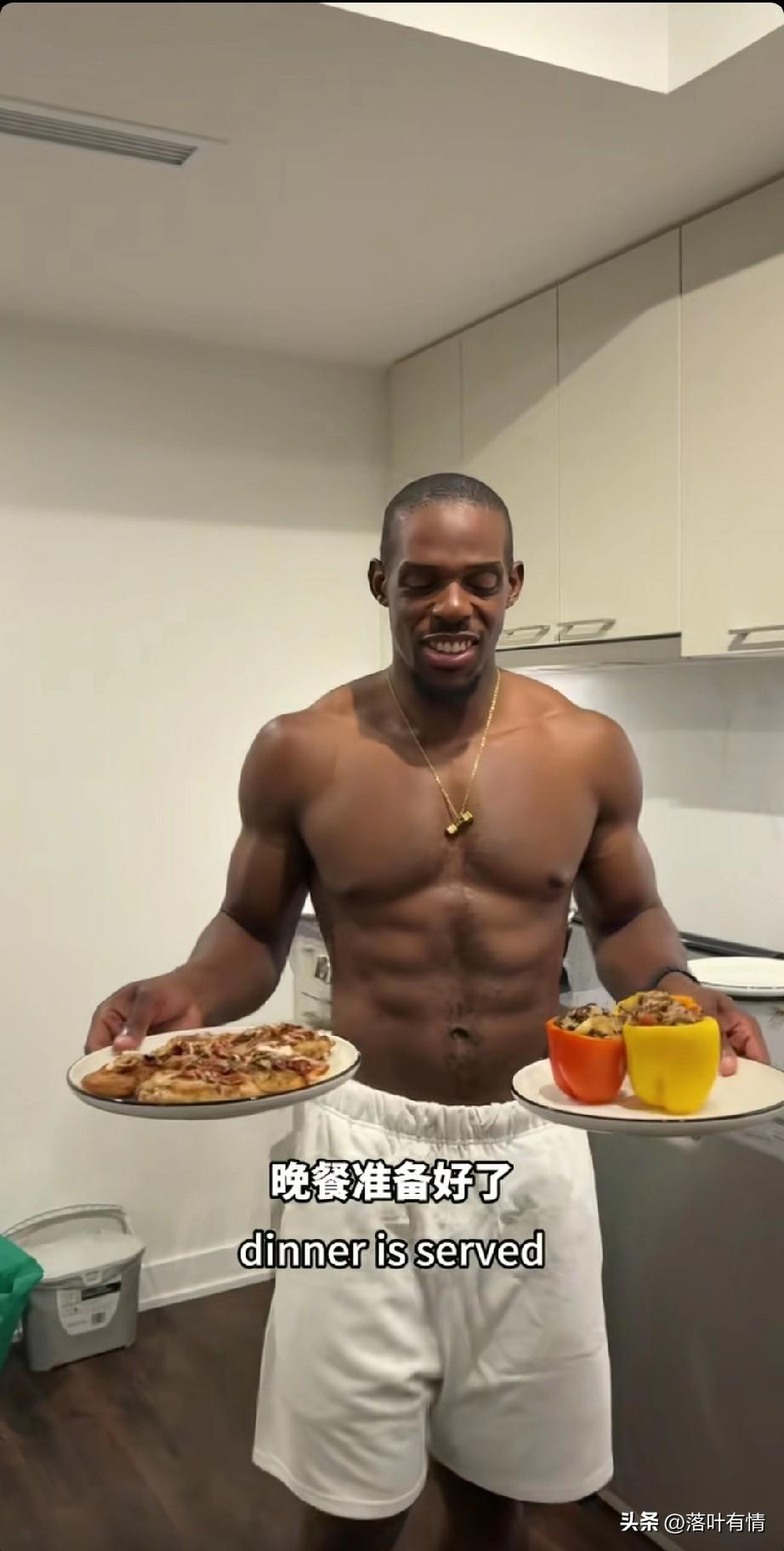 女孩儿找到一个老外男友，
男友特别的喜欢健身，
她非常喜欢奶我的身材，
感觉这样