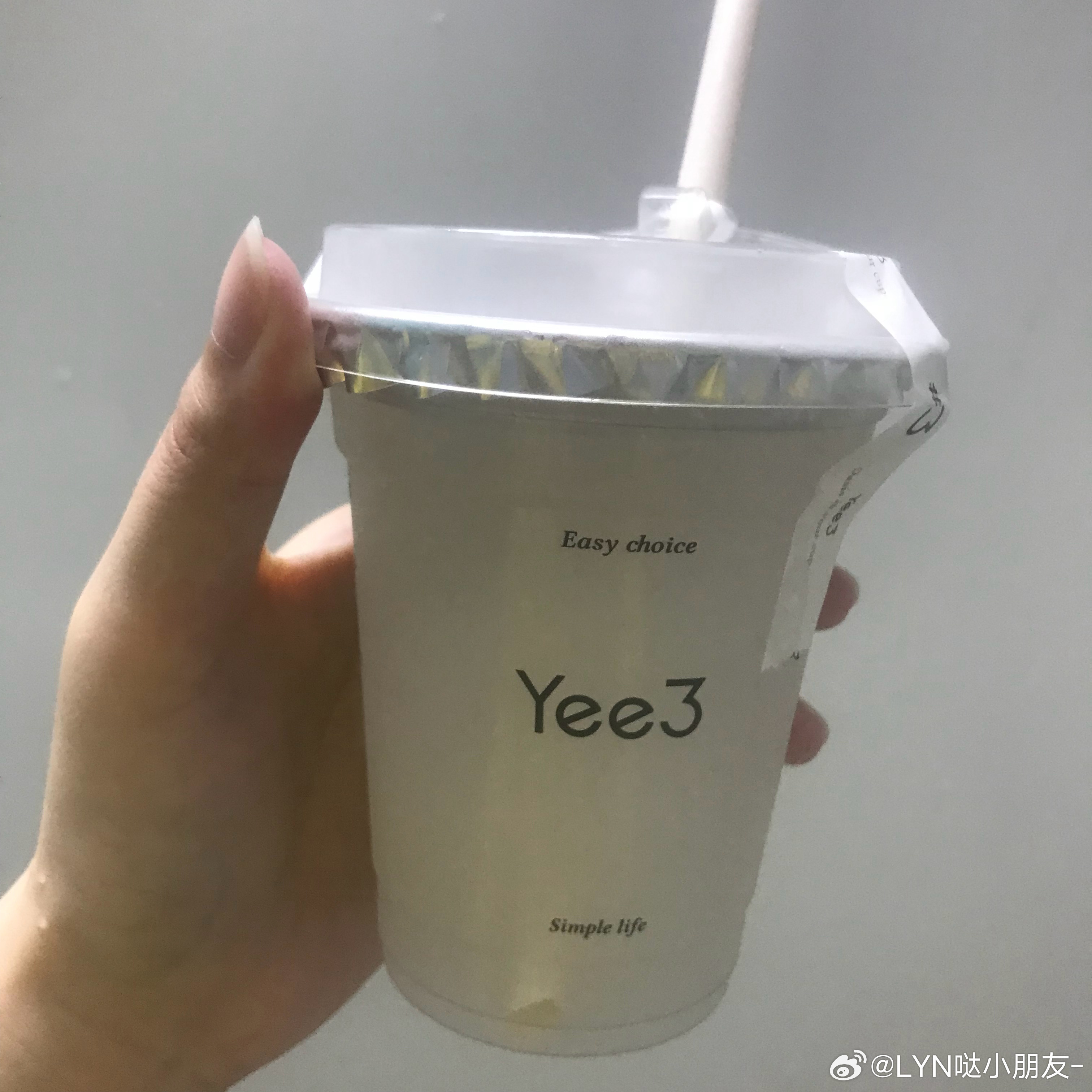 今年没吃荔枝那我就喝冰椰荔枝➕荔枝冰奶荔枝味很浓，还不错 