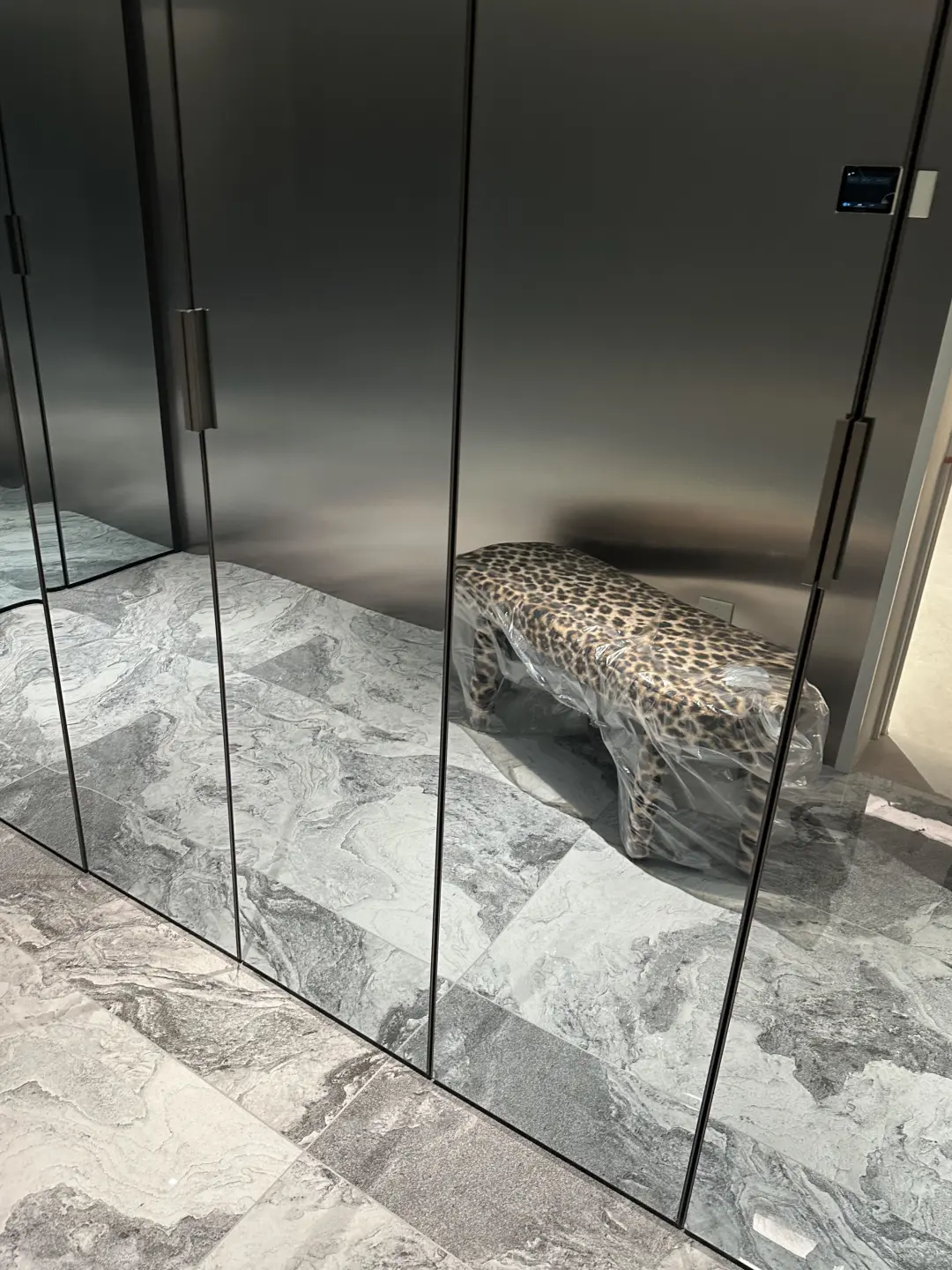 开灯是玻璃关灯是镜子的玻璃门