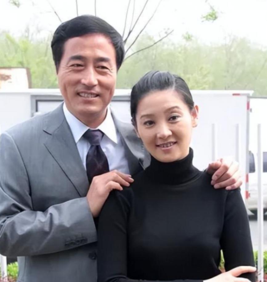 1987年，杨立新把徐帆接到北京，“养”了她三年，自己一颗青菜都舍不得吃，却给徐