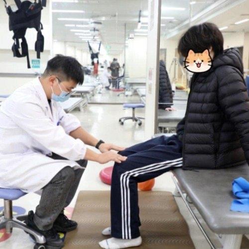 可怕！16岁男生只是爱跷个二郎腿，结果一觉醒来右脚“瘫”了！医生直呼：这动作比久