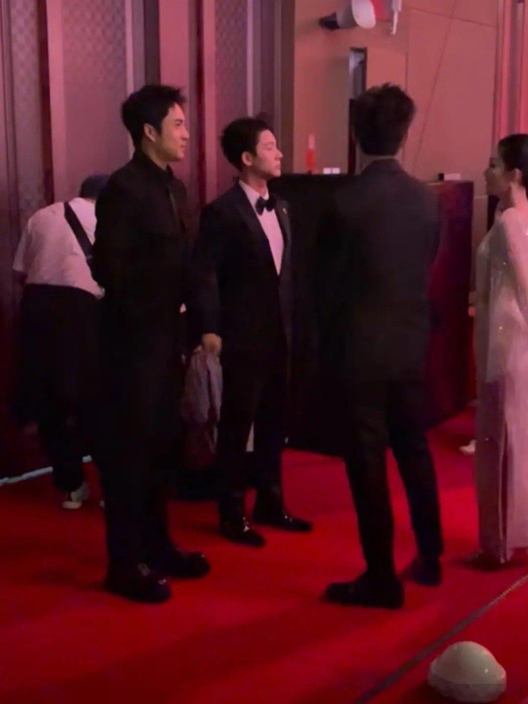 这差距不要太明显，有人像男明星，有人像门童 ​​​