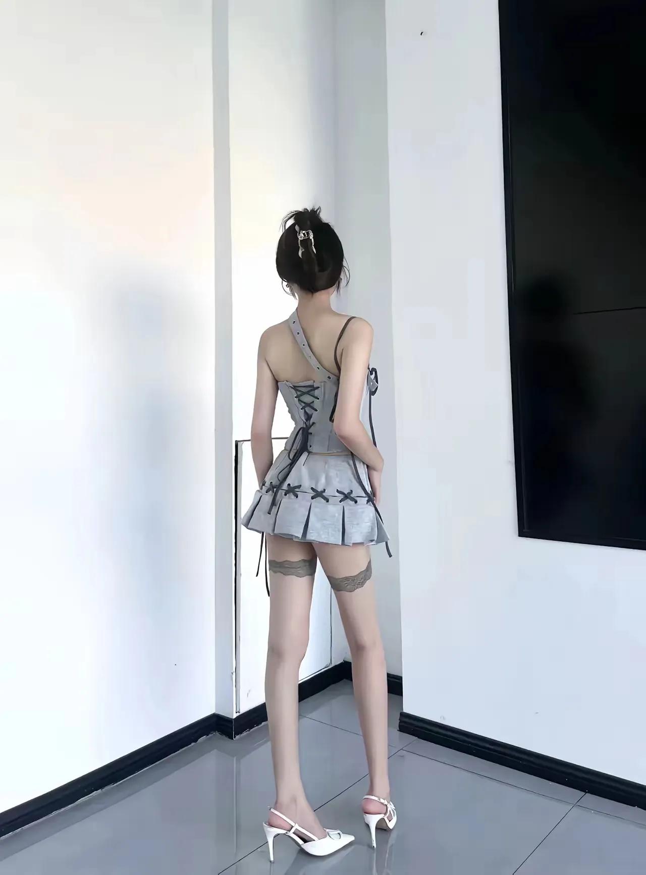 小姨子最近热衷于学习穿搭。她仔细研究时尚杂志，观摩时尚博主的分享，还会去商场试穿