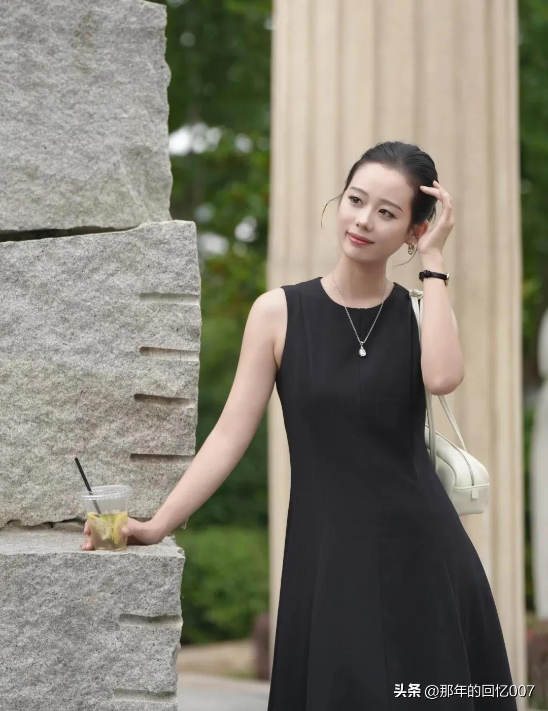 优雅黑裙，静谧时光，静候美好