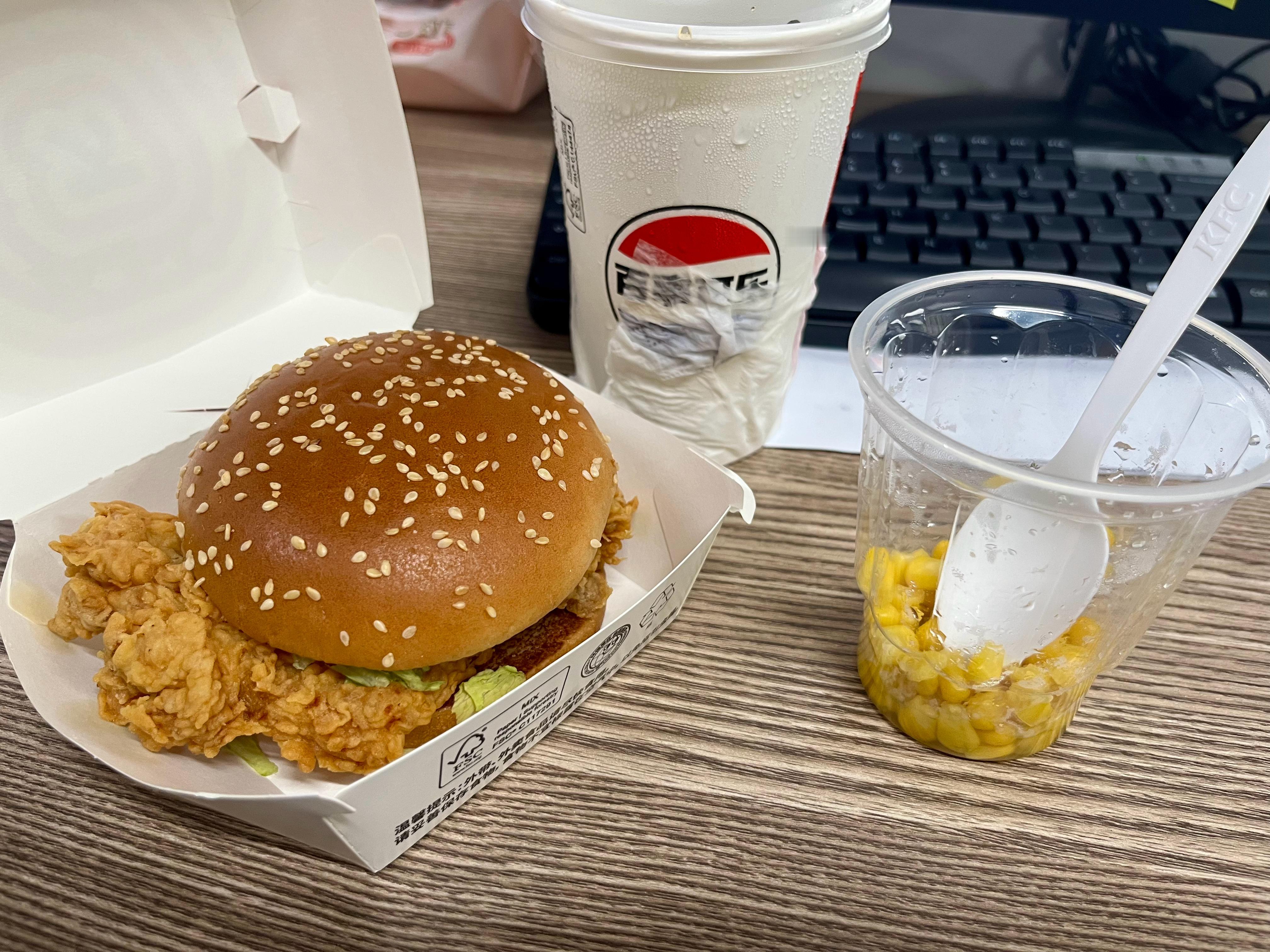 谁懂外卖店家都在家里过节不营业  然后牛马打工人只能吃牛马肯德基🤡 ​​​
