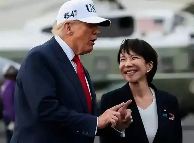 美国强行对日本进行经济收割，高市早苗卑躬屈膝地向特朗普送上5500亿美元的大单，