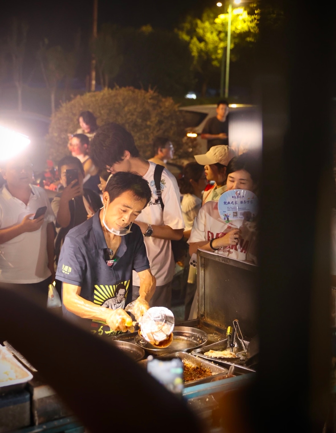 拉面哥掉粉42.8万很多人说拉面哥流量接不住，他邻居都直播带货赚到钱了。对普通人