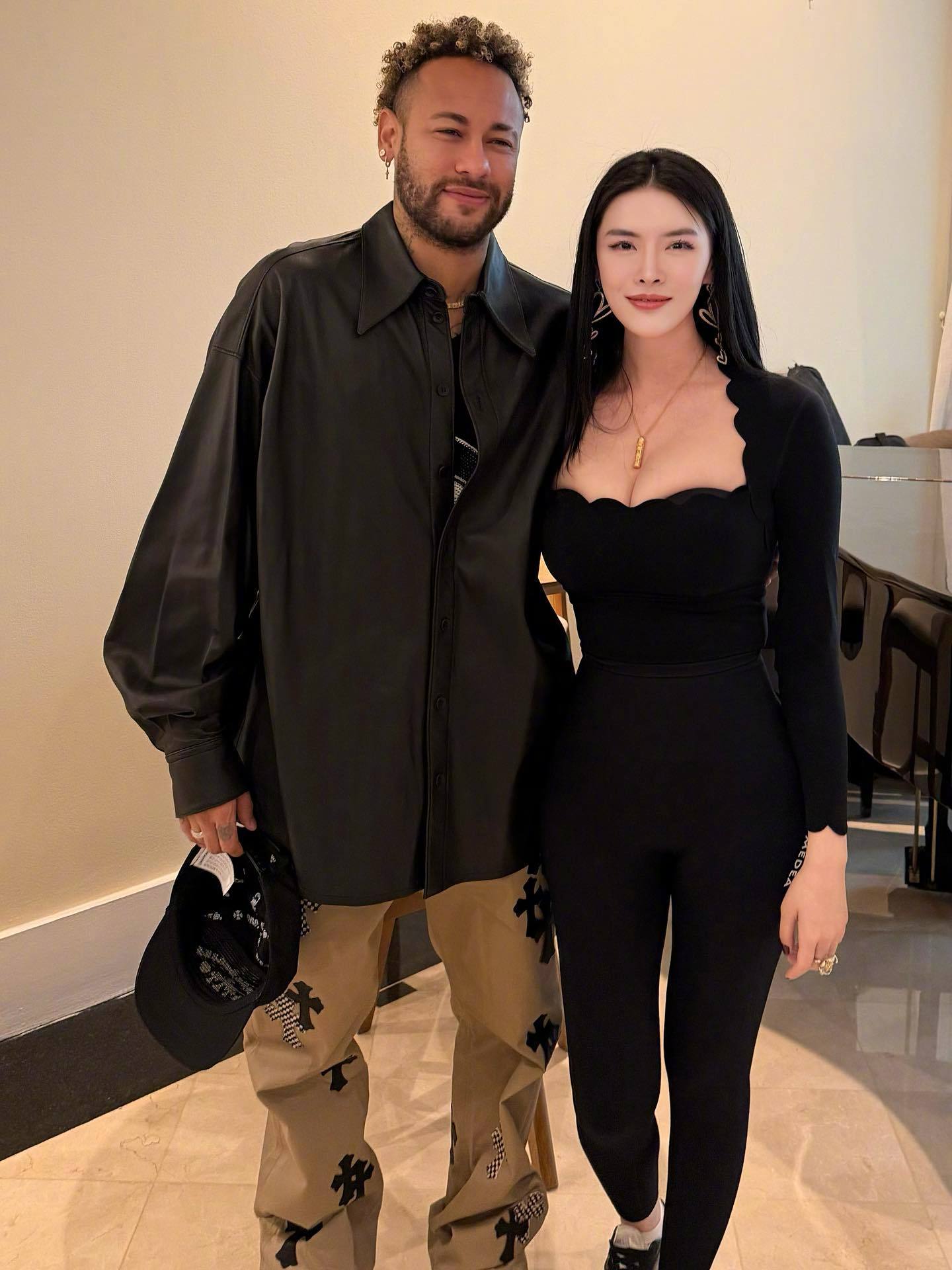 职业牌手布兰妮带着Sashimi一起见了内马尔。 