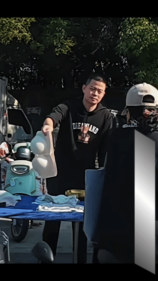 小伙子第一次卖女生胸罩，
这个操作差点把我笑死！