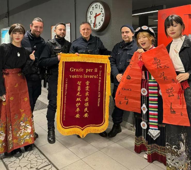 老外对锦旗也是非常看重的！

当今世界，每年都有大量的国人，到世界各地去旅游，主