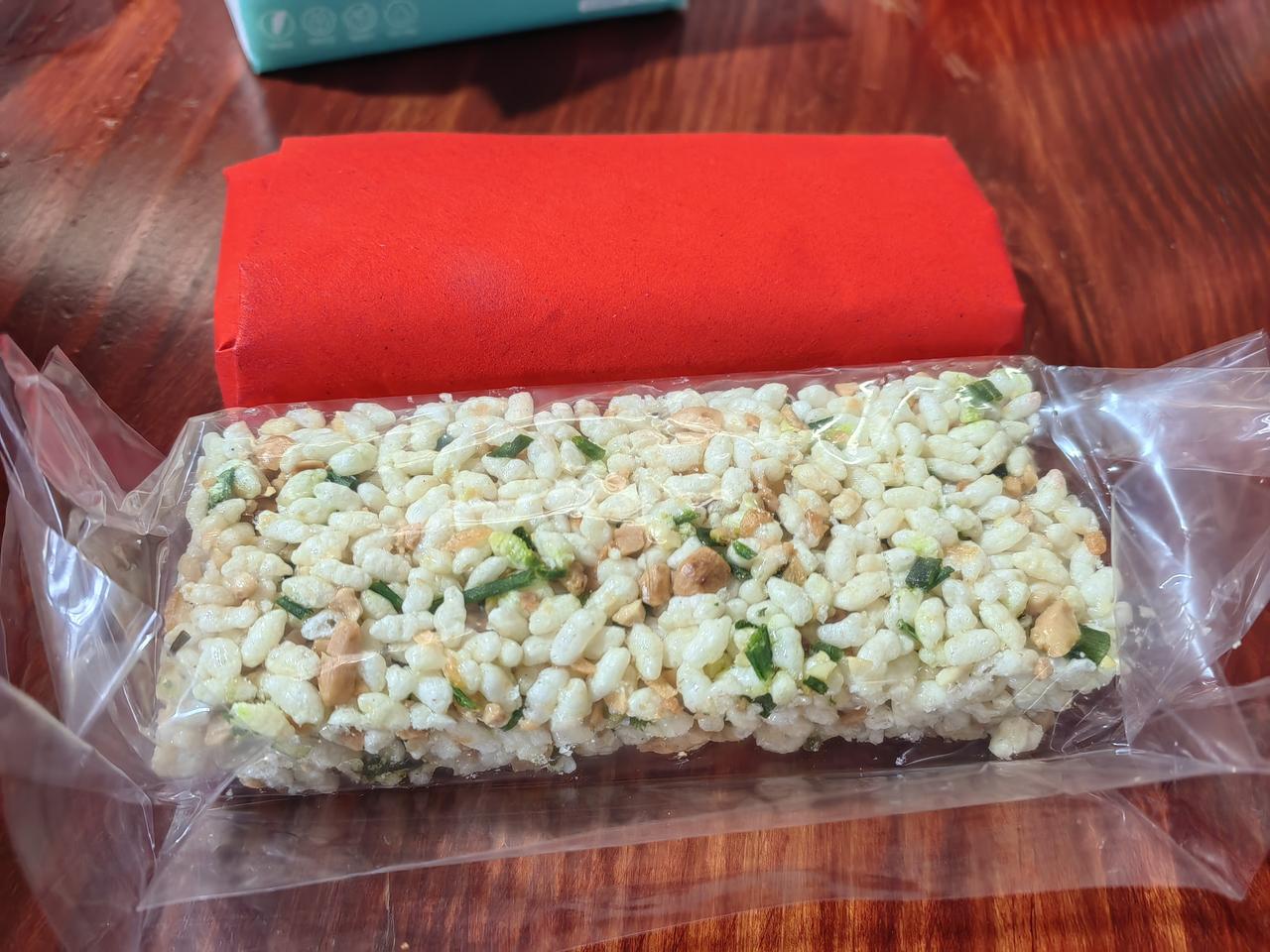 埭美古镇的特色，贡糖，据说嫁女必备。
​我觉得跟小时候的糖糙米糙米糖类似，多了些