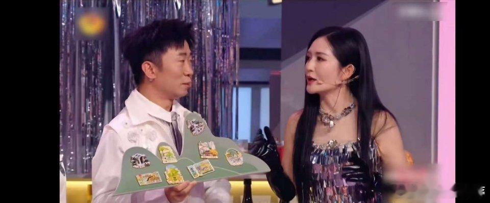 杨迪这爬山干粮太逗，三块饼干就开启行程。数量少就算了，光吃这“干”粮，滋味独特。