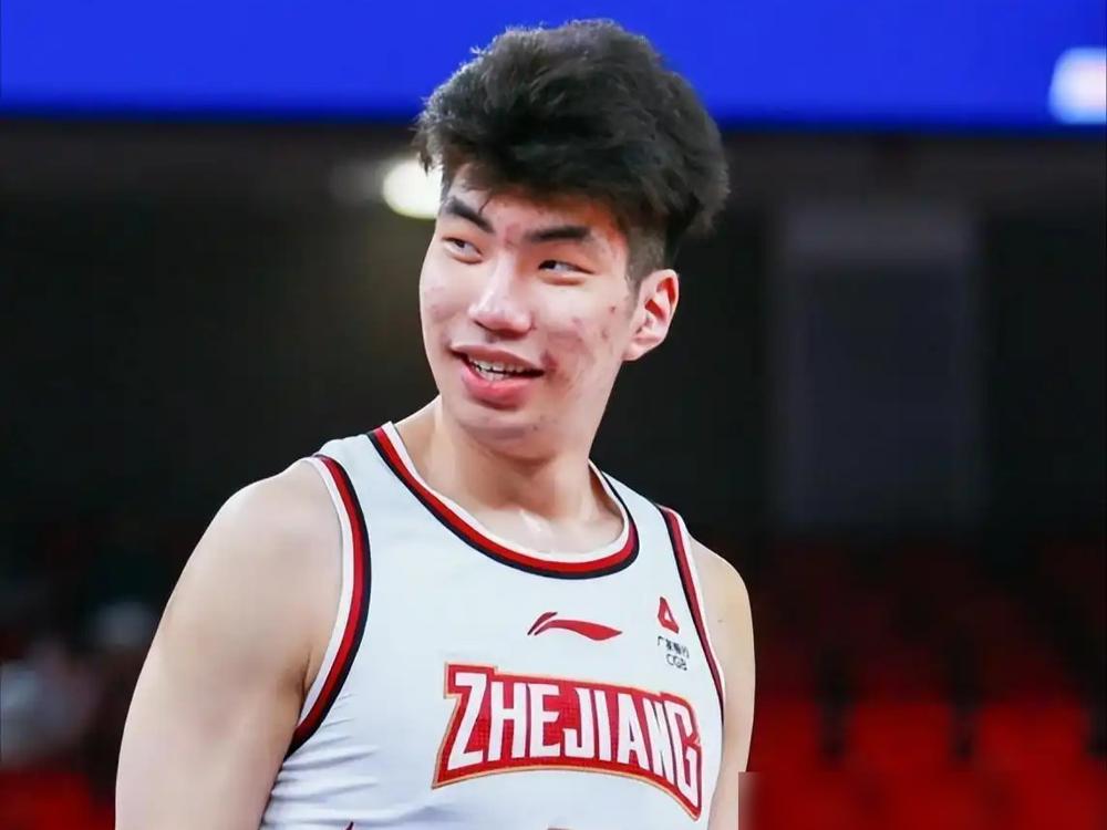 万里驰援，就为上场12分钟拿1分？
这趟“特种兵式”的归国路，看得人心里发酸。