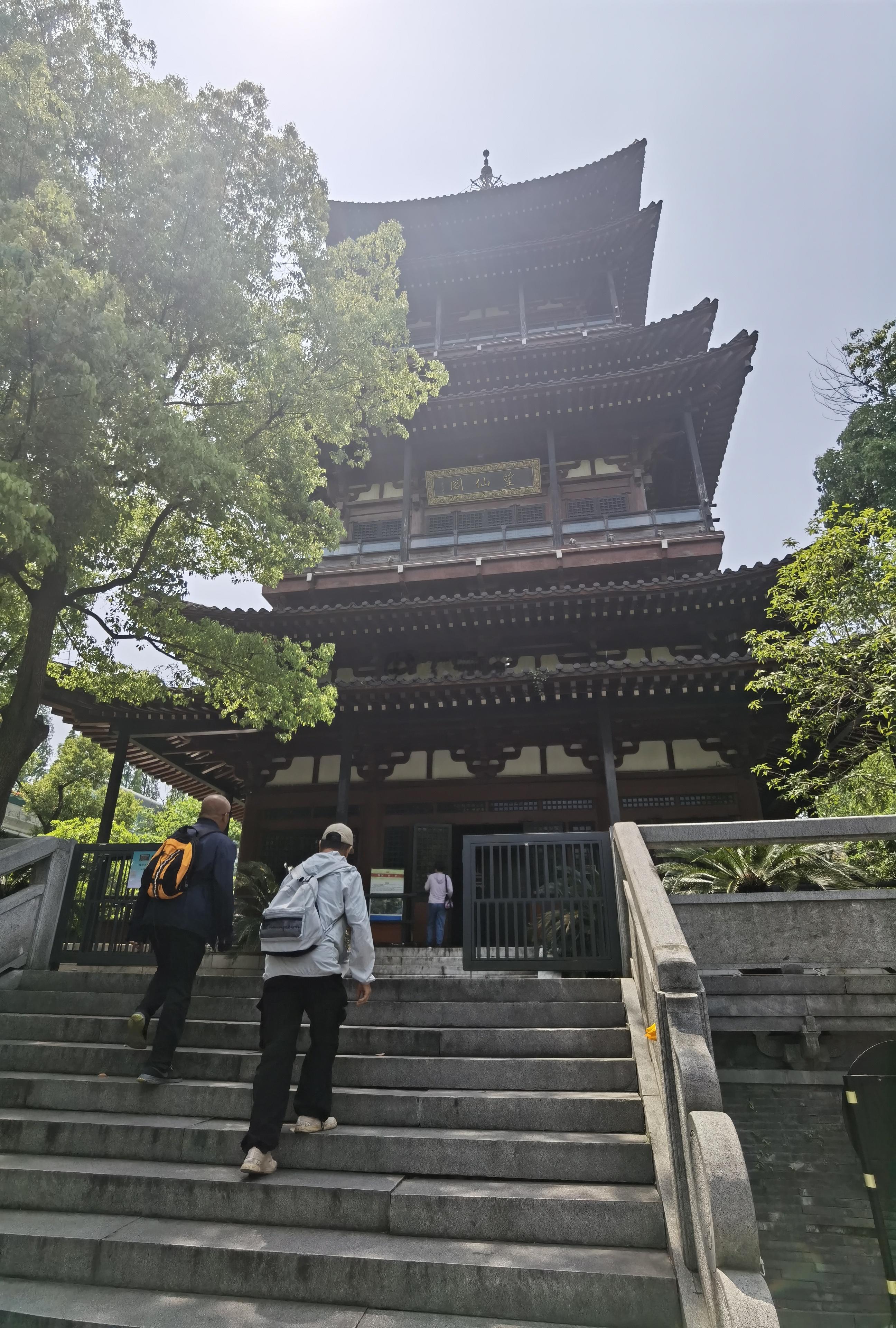 登望仙阁，俯览临安古城。  ​​​