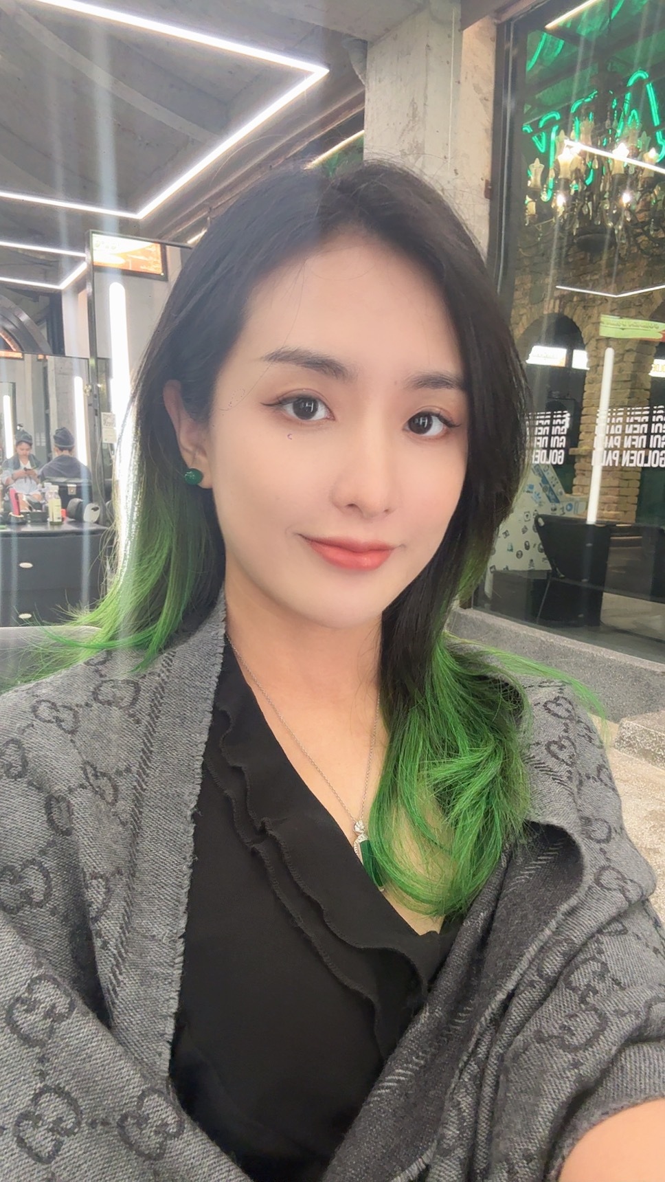 把头发剪短了 怎么样[doge]  ​​​