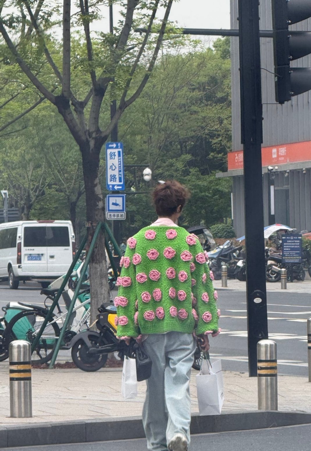 今天路上看到一个男生穿的这个衣服好好看！虽然没看到他正脸，但是这衣服真的好好看 