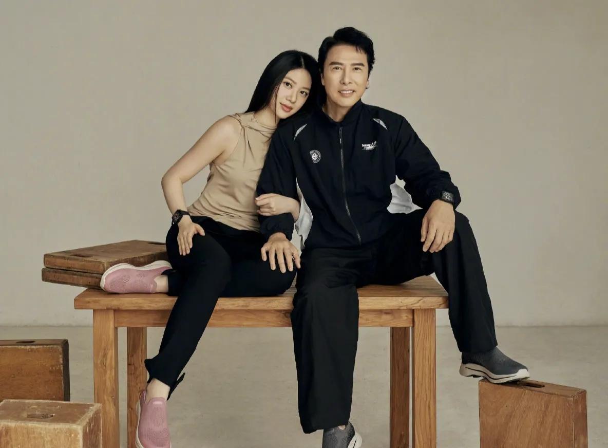 甄子丹带女儿一起拍时尚杂志，父女俩人同框好有爱。甄子丹女儿酷爱音乐，现在已经是唱