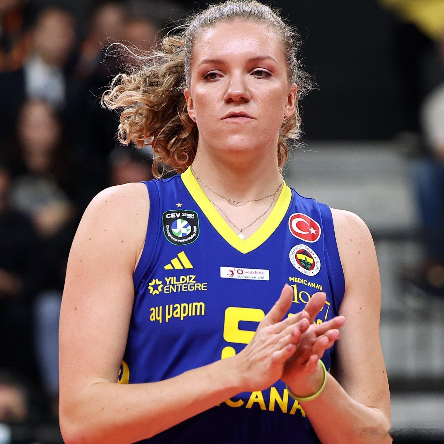 - 朱莉娅·什祖罗夫斯卡在土耳其遭遇了一件相当不愉快的事件，与球迷有关。看台上有