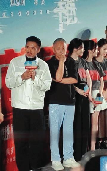 娱乐圈那点事儿，别光盯着谁摸了谁的手。咱们得把眼光从红毯上挪开，看看底下的真金白