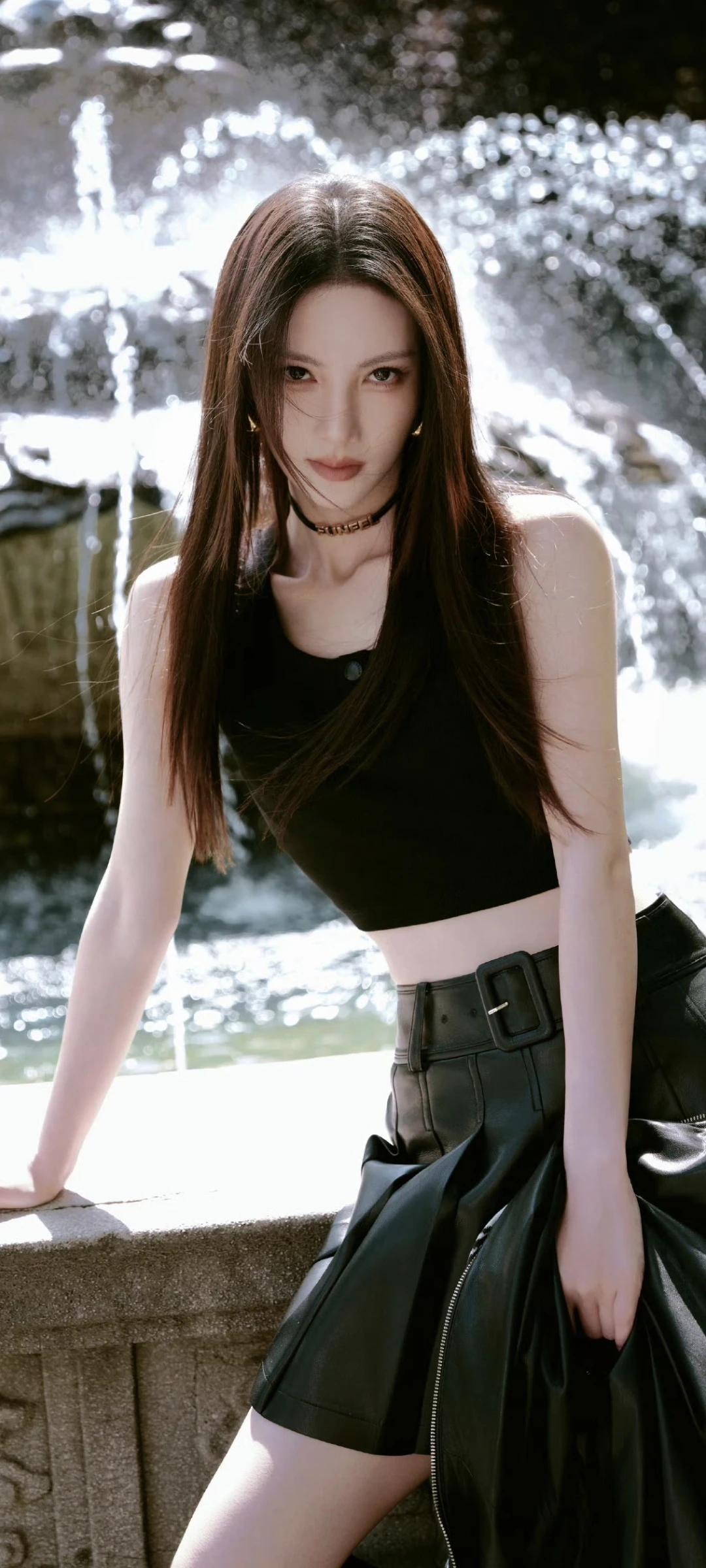 金晨壁纸～
一身全黑叠穿，藏着点小心思：露腰吊带配皮质百褶裙，再踩上长靴，外搭件