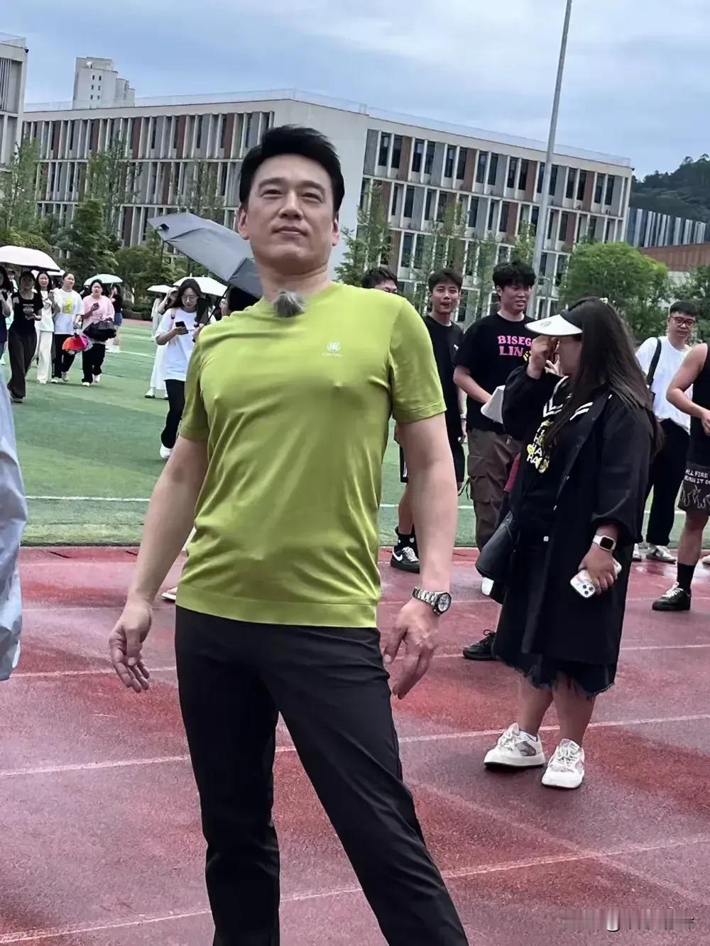 王耀庆妖娆的站姿太逗了！

网友神评：耀庆哥，你这是刚给孩子喂完奶吗？