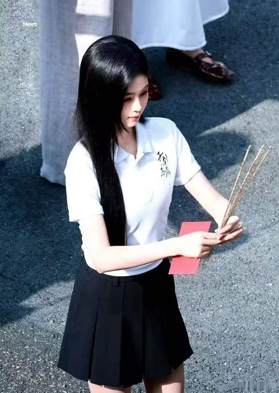 白鹿黑长直白月光白鹿塑造的王韵娜魅力十足，黑长直造型将白月光感发挥到极致 