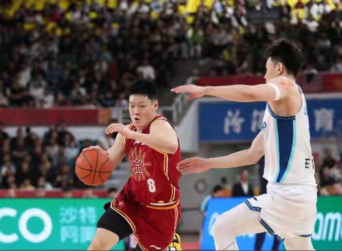 CBA卡位战爆冷！山东99-86大胜广东，积分榜大洗牌：广东跌第6，深圳10连胜