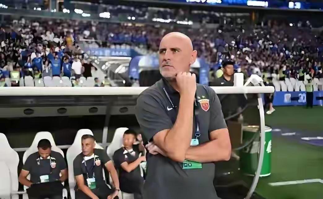 可怜的上海海港！
中超进行了三轮，积分仍然还是-2分！
作为卫冕冠军，今晚又0: