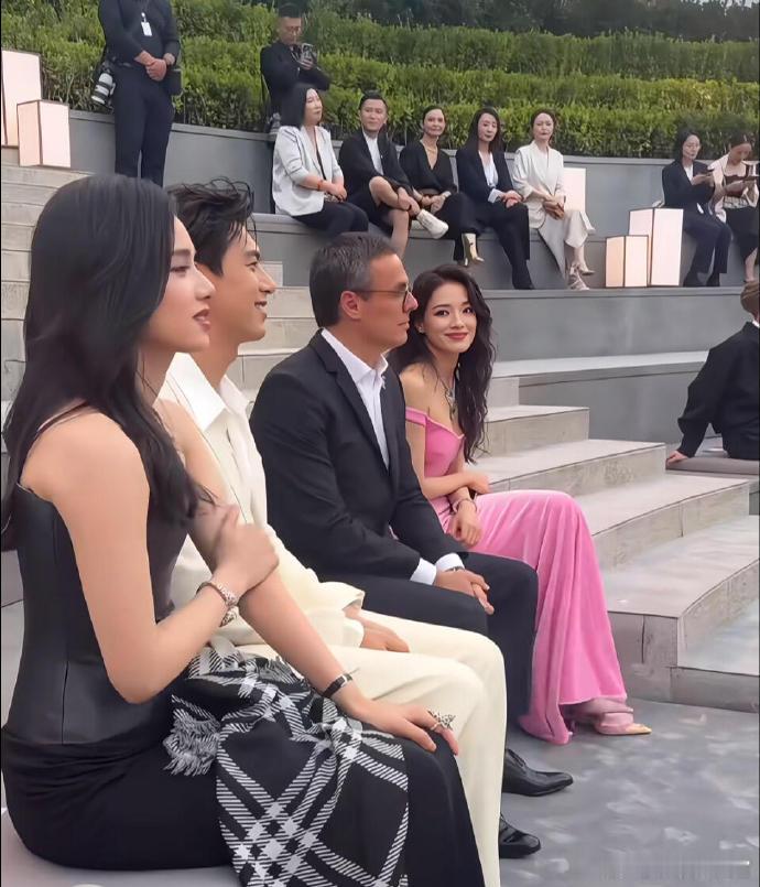 舒淇年轻时还没觉得多美，现在每过一年美貌就上一个等级 ​​​