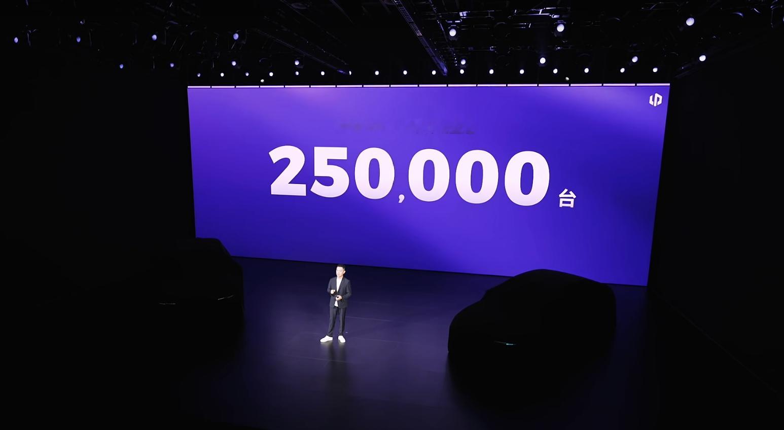 零跑B01和B10全球累计销量近250.000台，成绩确实好。这次还带来了800