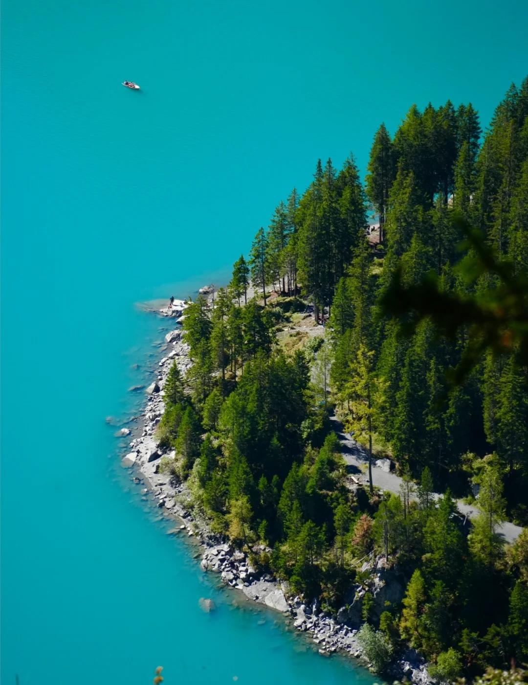 🇨🇭厄希嫩湖｜我的梦中情湖
大晴天的厄希嫩湖风景无敌，雪山环抱着蓝宝石般的湖
