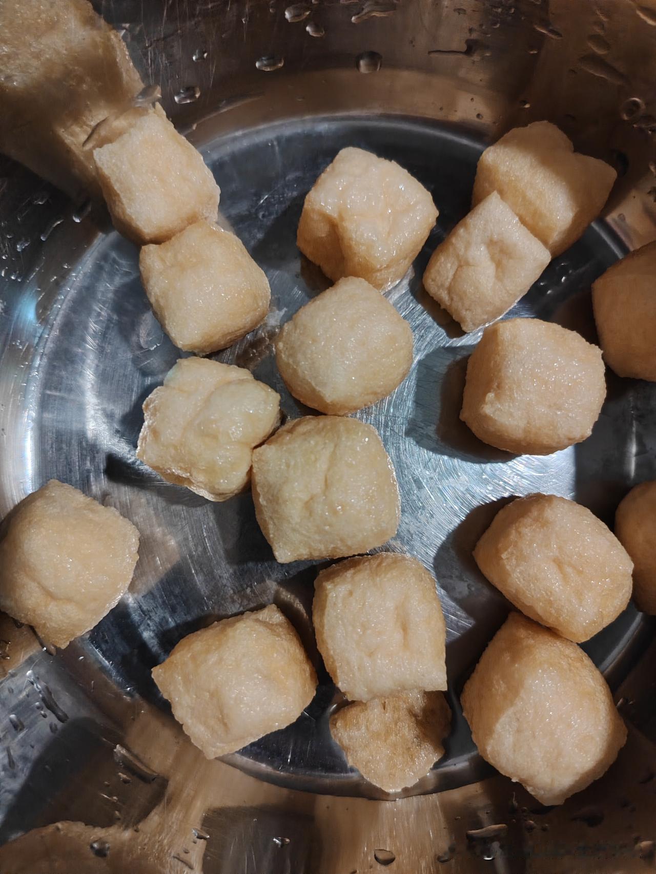 台风天菜买多了，这款油豆腐没及时吃，过期了。8月11号到期，过期1天。但是看起来