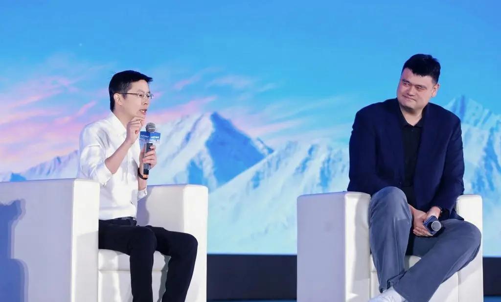 王兴兴和姚明这场对谈，一句话戳中很多人。他说，想要做到世界第一，有时候确实需要一